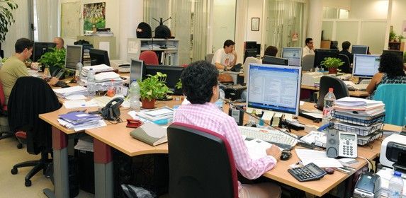 oficina-gente-trabajando-573x280